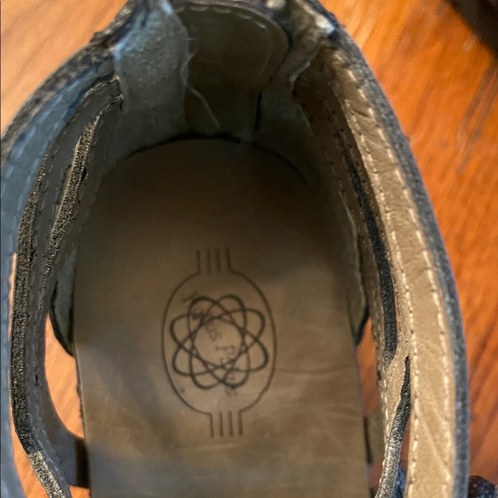 Chic Black Strappy Sandals - Picture 4 of 5